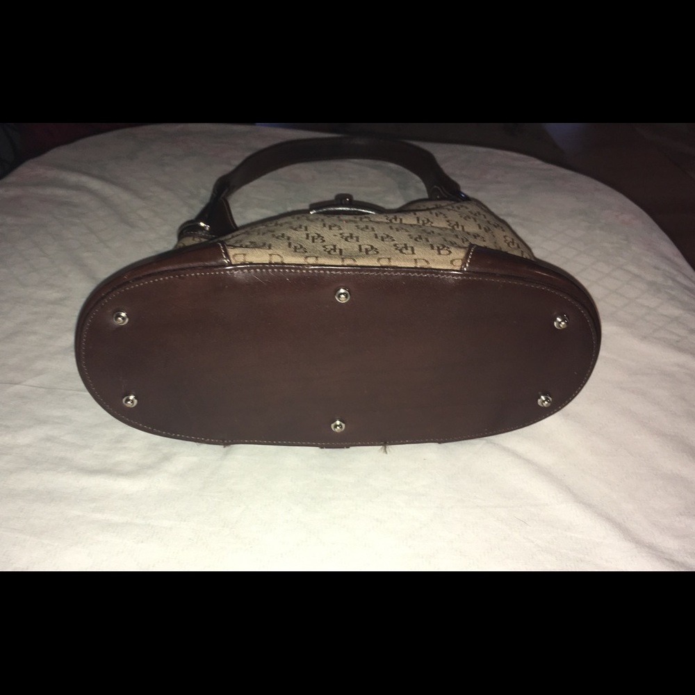 Authentic Dooney & Bourke Signature Purse - Picture 5 of 8